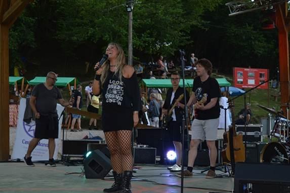 „ANGIE AND THE ORBS“ ODUŠEVILI PUBLIKU I POSLALI PORUKE LJUBAVI IZ BOSANSKE DOLINE PIRAMIDA