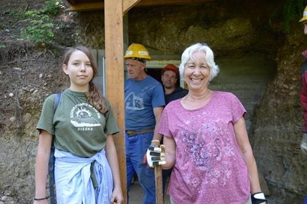 AMERIKANKA LORI PROŠLE GODINE U VISOKO STIGLA SA SINOM, A OVE GODINE SE VRATILA SA UNUKOM