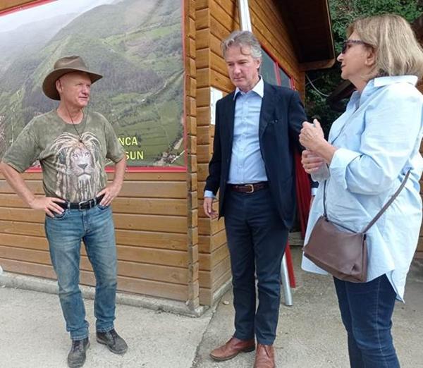 THE BRITISH AMBASSADOR VISITS THE RAVNE COMPLEX
