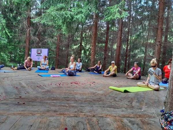 ČAS YOGE SA SANJOM U PARKU „RAVNE 2“