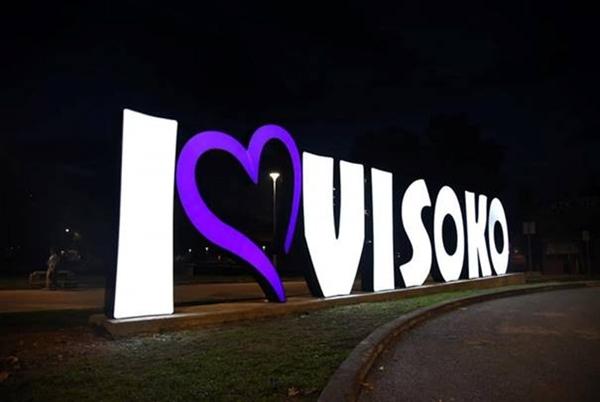 NATPIS „VOLIM VISOKO“ I BOSANSKA PIRAMIDA SUNCA U POZADINI, ZA FOTOGRAFIJE ZA USPOMENU