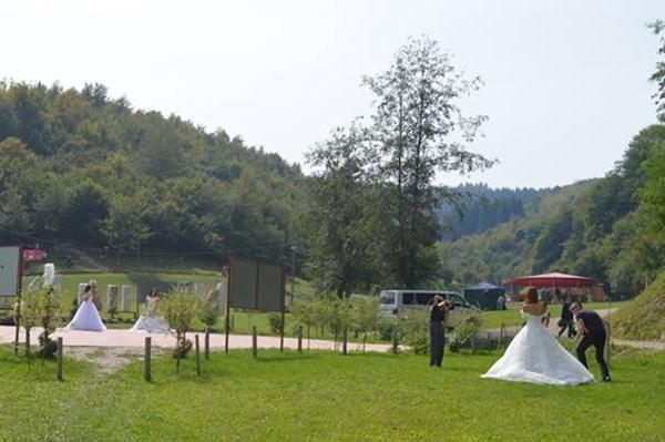 MODELI U VJENČANICAMA NA FOTO SESSIONU U PARKU „RAVNE 2“