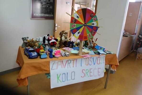 FONDACIJA NA NOVOGODIŠNJEM BAZARU DNEVNOG CENTRA U DOBRINJU