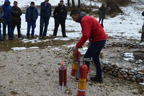 UPOSLENICI FONDACIJE POKAZALI SJAJNO ZNANJE  O ZAŠTITI OD POŽARA, TE SE I SAMI UHVATILI UKOŠTAC S OTVORENIM PLAMENOM