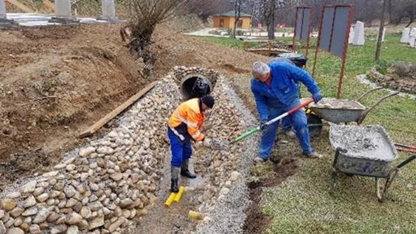 PUT OD NEUREDNE DO UREDNE OBALE U PARKU ISPRED ‘VREMEPLOVA’