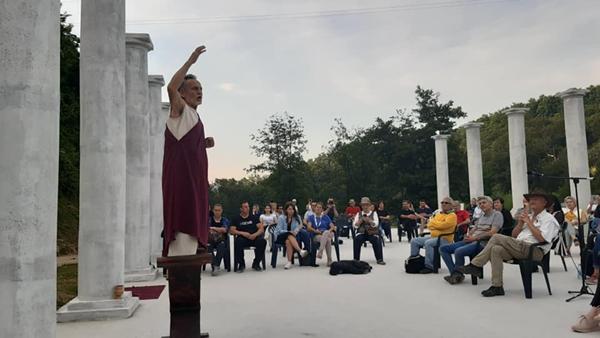 Doajen mostarskog glumišta oduševio publiku u Visokom: Šerif Aljić izveo predstavu ‘Odbrana Sokratova’