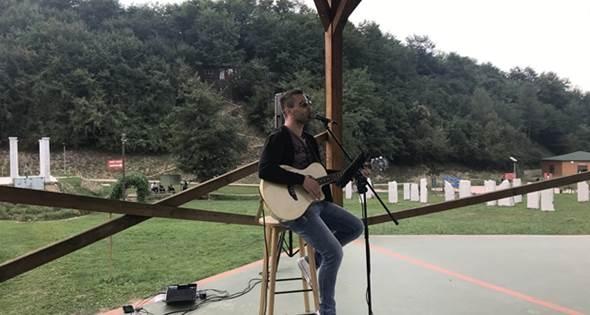 SARAJEVSKI MUZIČAR MOMIR BOGDANOVIĆ RASPJEVAO I RASPLESAO POSJETIOCE PARKA „RAVNE 2“