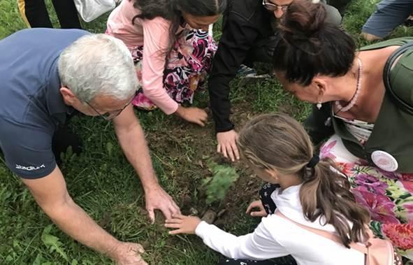 PARK „RAVNE 2“ BOGATIJI ZA DVA DRVETA HRASTA