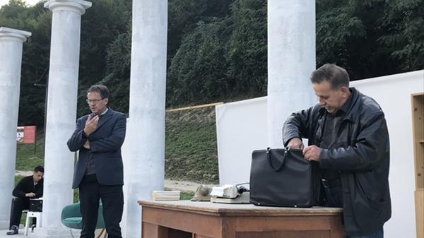 MAESTRALNI GLUMCI TEATRA „TOTAL“ IZVELI PREDSTAVU „PROFESIONALAC“ I ODUŠEVILI POSJETIOCE PARKA „RAVNE 2“