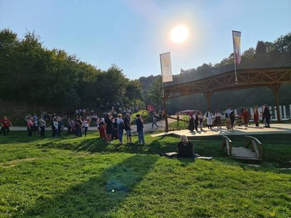 FOLKLOR I MASAŽA U PARKU ‘RAVNE 2’ OVAJ VIKEND
