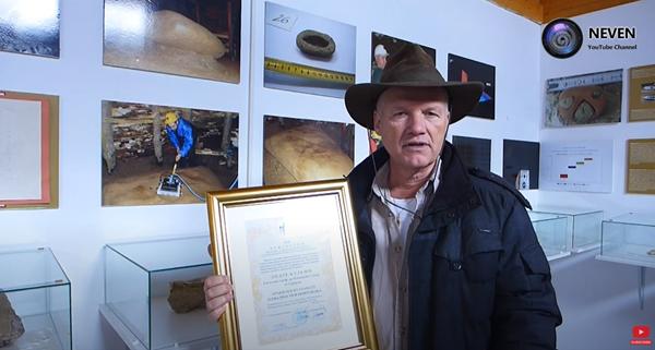 Mitropolit Hrizostom uručio gramatu zahvalnosti i poštovanja Semiru Osmanagiću