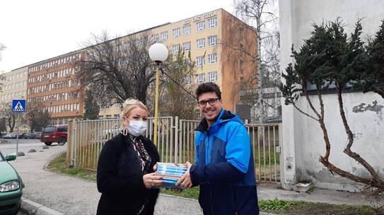 DONACIJA KNJIGA ZA BIBLIOTEKU UNIVERZITETSKOG KLINIČKOG CENTRA TUZLA