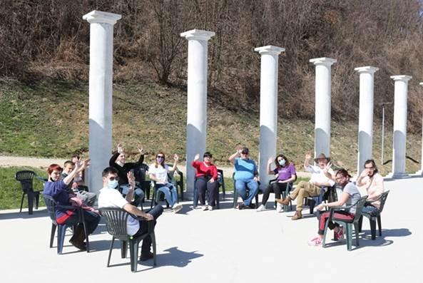 ČLANOVI UDRUŽENJA „DAJTE NAM ŠANSU“ UŽIVALI U OBILASKU KOMPLEKSA RAVNE I DRUŽENJU SA DR. OSMANAGIĆEM