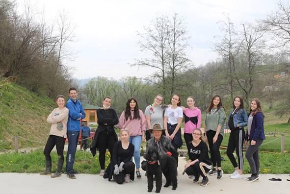 MLADI LJUDI U VELIKOJ AKCIJI SADNJE CVIJEĆA U PARKU „RAVNE 2“