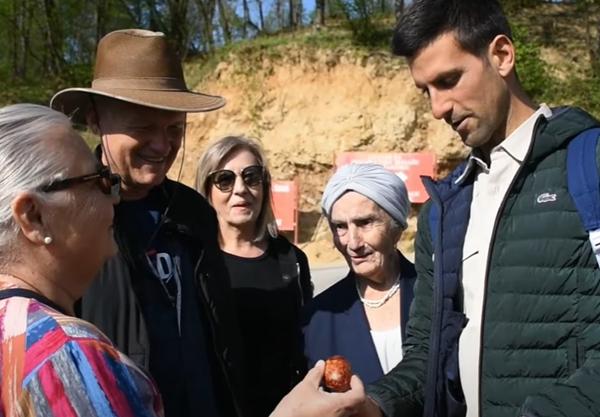 Hit snimak iz Bosne: Đoković izgubio u tucanju jajima, pa oduševio sve prisutne (VIDEO)