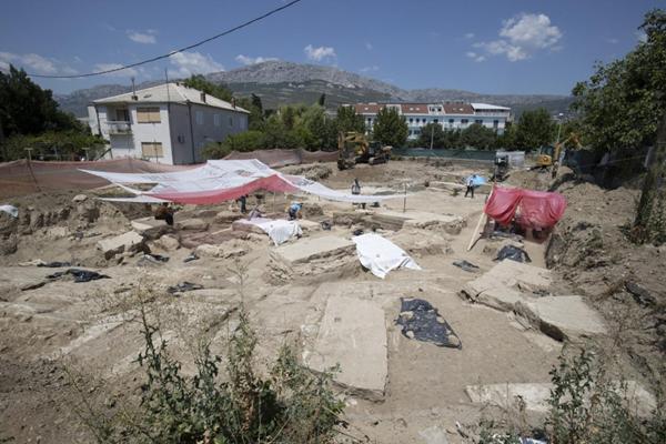 Slobodna Dalmacija – Bagerom zatrpali ostatke bedema iz doba Salone i nikom ništa: privatna arheološka tvrtka i nadležni konzervator proglasili nalazište nevažnim, iako se radi o vrlo važnom otkriću