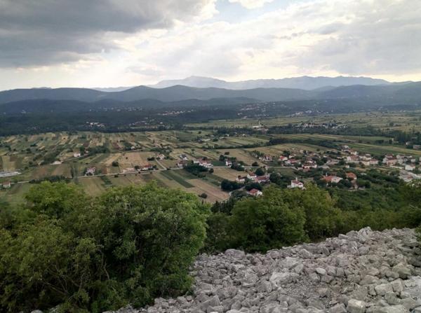 MEGALITSKA UKRADENOVA GRADINA