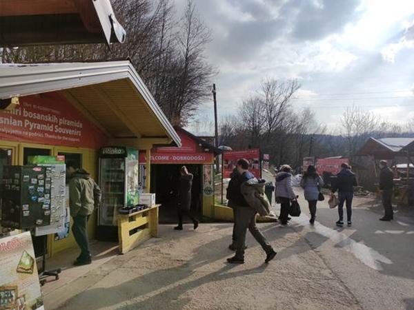 GOSTI IZ MAKEDONIJE I SRBIJE ORGANIZOVANO STIGLI U BOSANSKU DOLINU PIRAMIDA