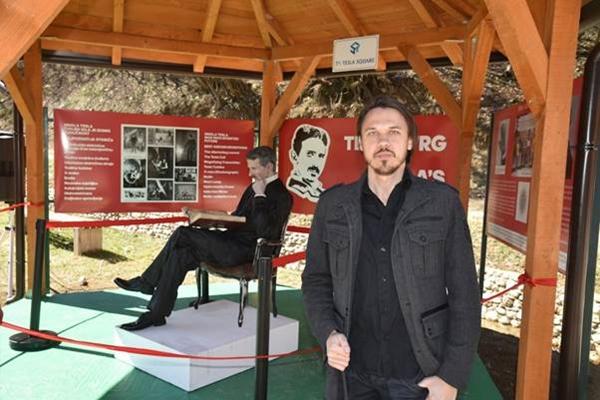 AUTOR SKULPTURE NIKOLE TESLE, DAMIR ŠABIĆ – MNOGO MI ZNAČI DA SE MOJE DJELO NALAZI NA JEDNOM OVAKVOM MJESTU