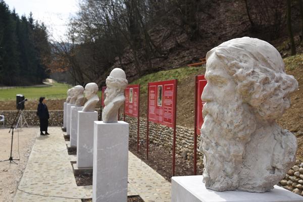 Besmrtni pjesnici ljubavne poezije “postali stanovnici” parka „Ravne 2“
