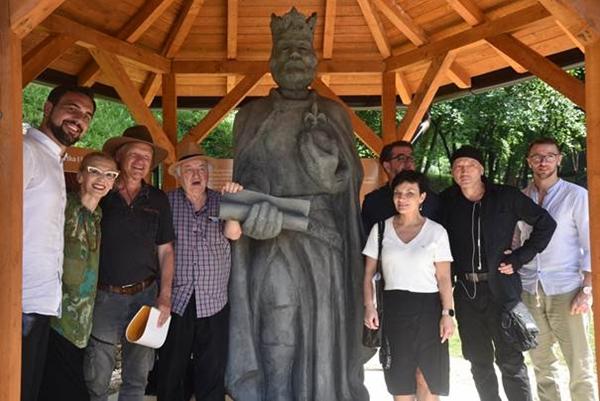 U PARKU „RAVNE 2“ OTKRIVENA STATUA KRALJA TVRTKA KOTROMANIĆA