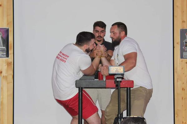 PARK “RAVNE 2” DOMAĆIN TURNIRA U OBARANJU RUKE – TAKMIČARI IZ CIJELE REGIJE U BOSANSKOJ DOLINI PIRAMIDA