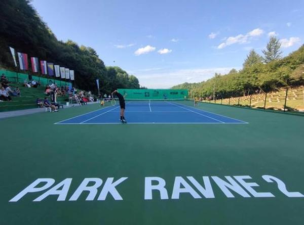 JOŠ JEDAN TENISKI SPEKTAKL U PARKU „RAVNE 2“ – DAMIR I NERMAN ODIGRALI PRIPREMNI MEČ PRED US OPEN