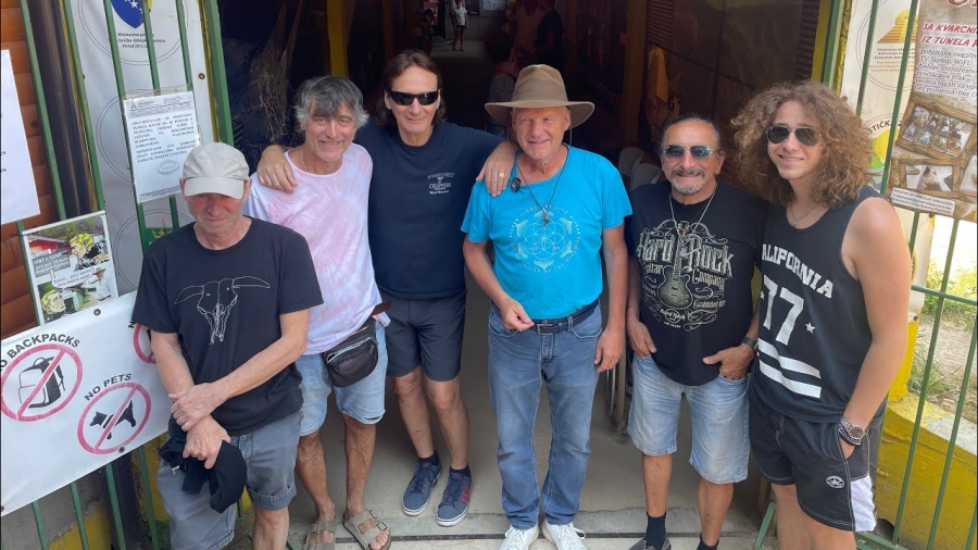 Željko Bebek sa porodicom i grupa Psihomodo pop posjetili kompleks Ravne