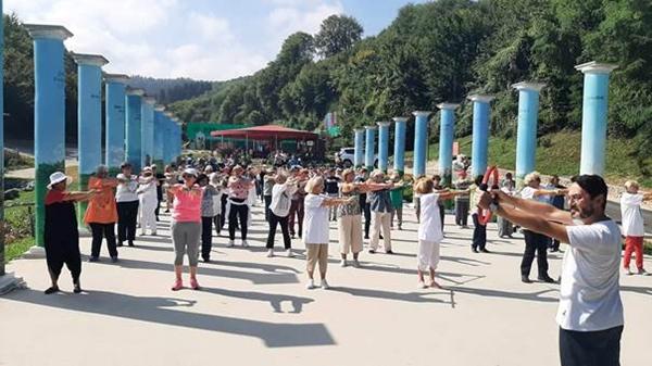 ČLANOVI UDRUŽENJA „GENERACIJA“ REDOVNI U PARKU „RAVNE 2“ – ZDRAVSTVENI IZLET ZA 156 ČLANOVA