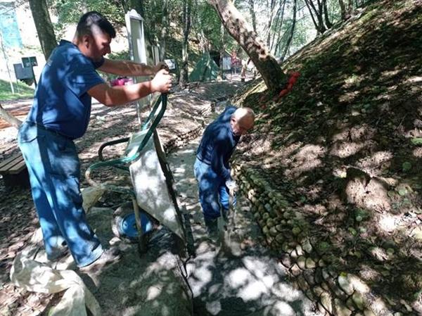 TRAJNO UREĐENO KORITO POTOKA U MAGIČNOJ ŠUMI