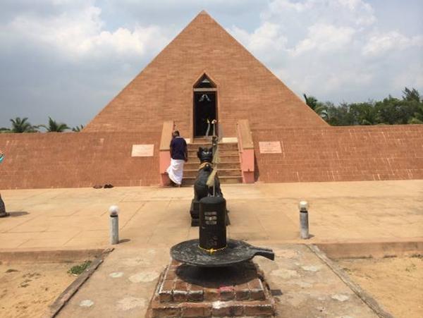 PIRAMIDE U INDIJI: OD HRAMOVA DO ŠKOLA