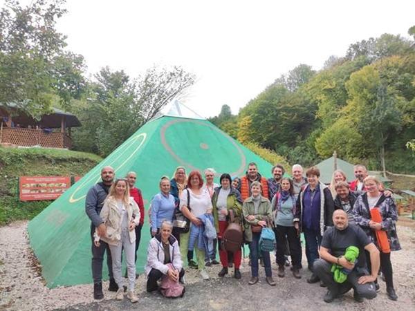 ZOLTANOVA GRUPA IZ MAĐARSKE U BOSANSKOJ DOLINI PIRAMIDA PRONALAZI DUŠEVNI MIR I HARMONIJU
