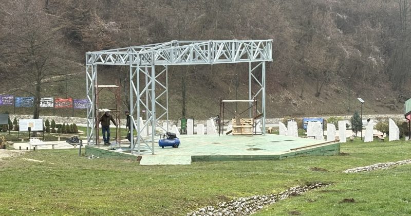 Postavljanje metalne konstrukcije na koncertnoj bini