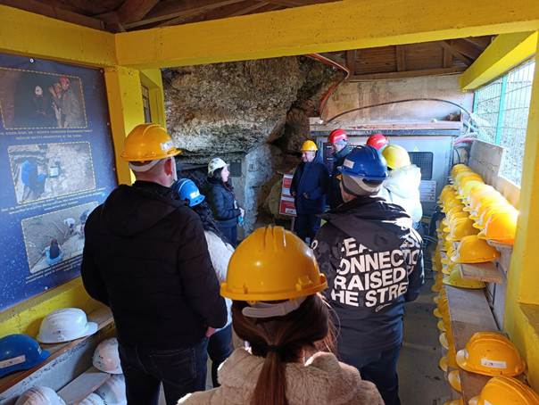 GOSTI IZ OPATIJE BORAVAK NA VLAŠIĆU ZAMIJENILI OBILASKOM TUNELA RAVNE