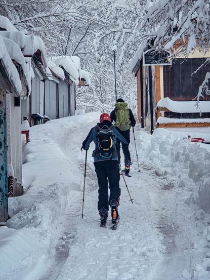 Tuneli Ravne atraktivni i zimi: Gosti iskoristili snijeg za skijanje