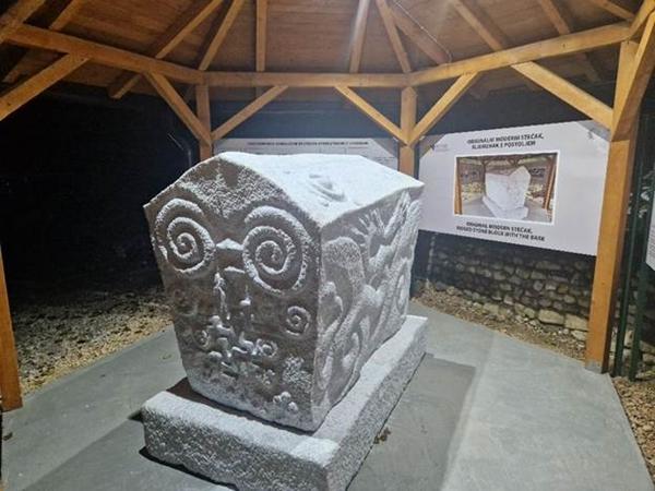 PARK ‘RAVNE 2’ AT NIGHT