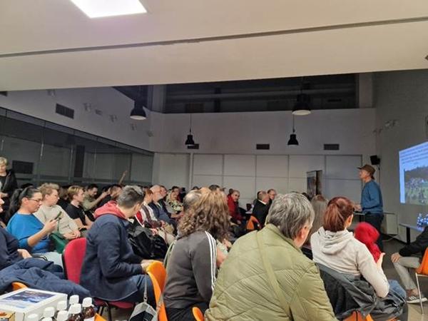 UPRKOS PRITISCIMA, PUNA DVORANA U KUTINI