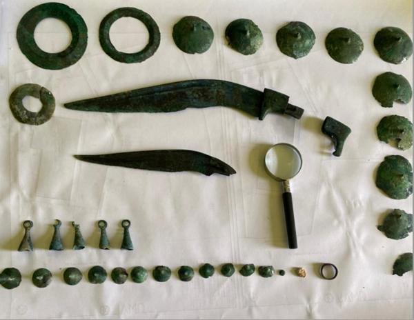 NOŽEVI TIPA SV. JURAJ S ARHEOLOŠKOG LOKALITETA KOD CAZINA