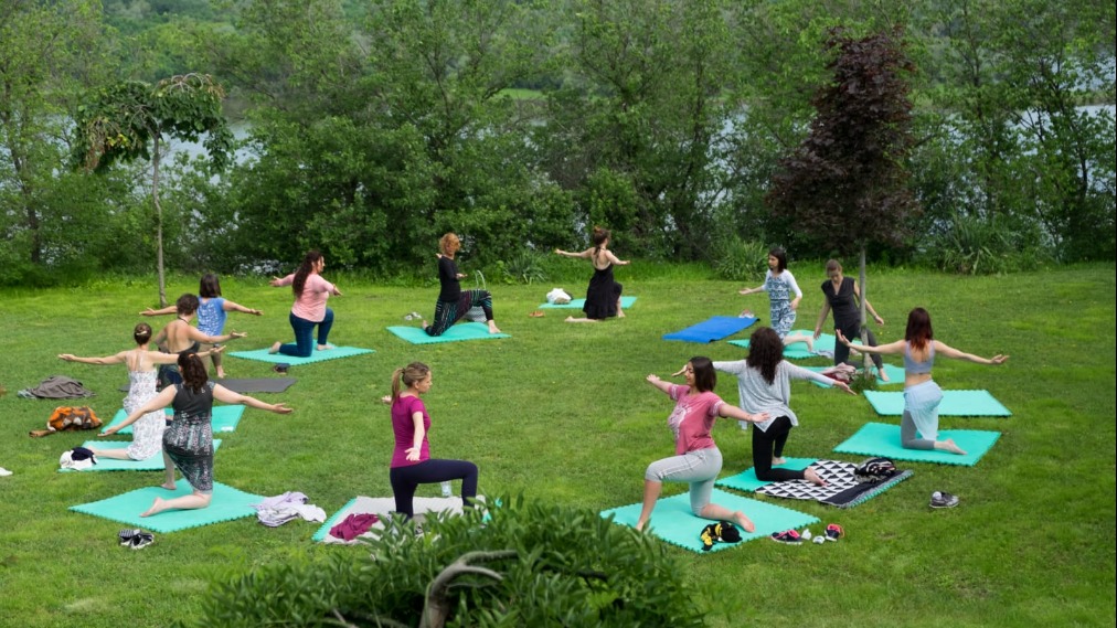 Juli u Parku Ravne 2: Bereginje i yoga smijeha za zdravlje tijela, duha i emocija