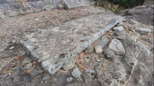 MISTERIOZNI GROB NA GRADINI U ŠKRIPU