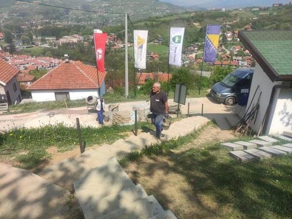 DOK TRAJE INFRASTRUKTURNO UREĐENJE, BROJNI POSJETIOCI OBILAZE NAJVEĆU PIRAMIDU SVIJETA  BOSANSKU PIRAMIDU SUNCA