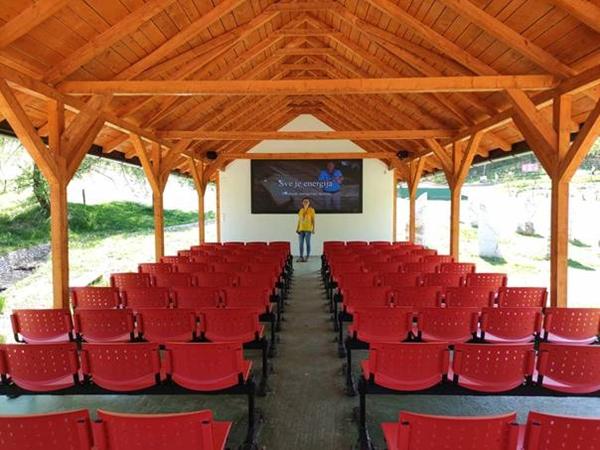 (VIDEO) NOVI MULTIMEDIJALNI PROSTOR NA RASPOLAGANJU SVIM POSJETIOCIMA PARKA „RAVNE 2“