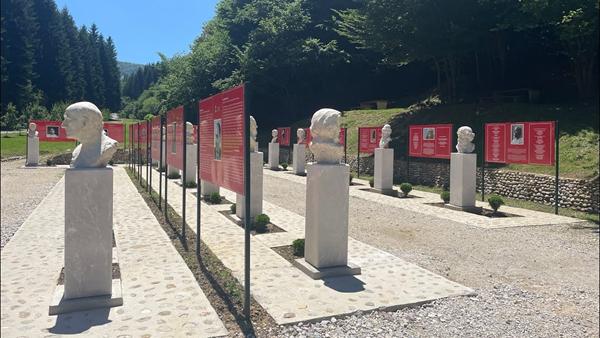 Park “Ravne 2” dobio 16 bisti pjesnika, književnika i naučnika (15.06.2024)