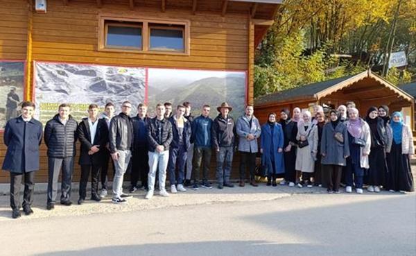 UČENICI BEHRAM – BEGOVE MEDRESE IZ TUZLE POSJETILI KOMPLEKS RAVNE