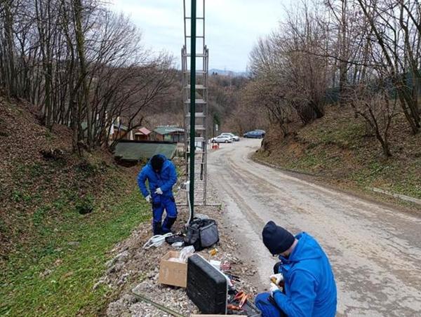 THE FOUNDATION INSTALLS STREET LIGHTS IN RAVNE COMPLEX