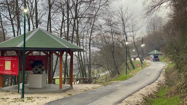 Postavljanje uličnih svjetiljki u kompleksu Ravne