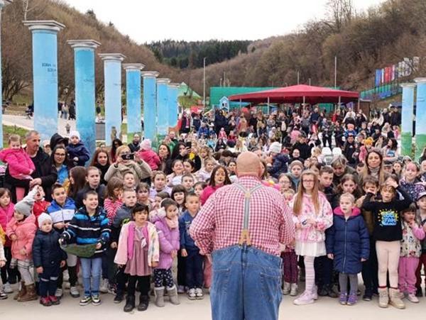 „POZDRAV PROLJEĆU“ U PARK „RAVNE 2“ PRIVUKAO STOTINE DJECE I RODITELJA KOJI SU UŽIVALI U SJAJNOM ZABAVNOM PROGRAMU