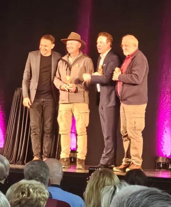 NAKON PREDSTAVE U SARAJEVU ENIS BEŠLAGIĆ DR. OSMANAGIĆU URUČIO PRIZNANJE „ENISOV NAJSMIJEH“