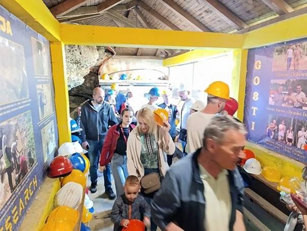 GOSTI IZ SRBIJE PRVOMAJSKE PRAZNIKE PROVODE U OBILASKU BOSANSKE DOLINE PIRAMIDA