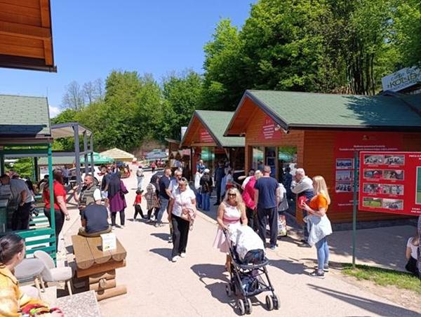 PRVOMAJSKI PRAZNICI U BOSANSKU DOLINU PIRAMIDA DOVELI GOSTE IZ CIJELE REGIJE I EUROPE